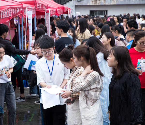 宜春市2019年高校毕业生供需洽谈会在买球官网举行