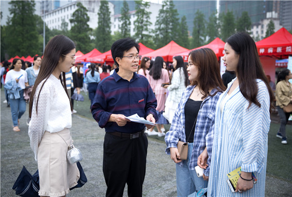 宜春市2019年高校毕业生供需洽谈会在买球官网举行