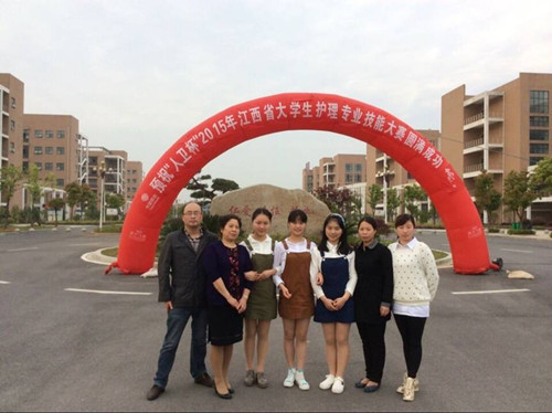 买球官网选手在2015年江西省大学生护理专业技能大赛中荣获个人和团体冠军